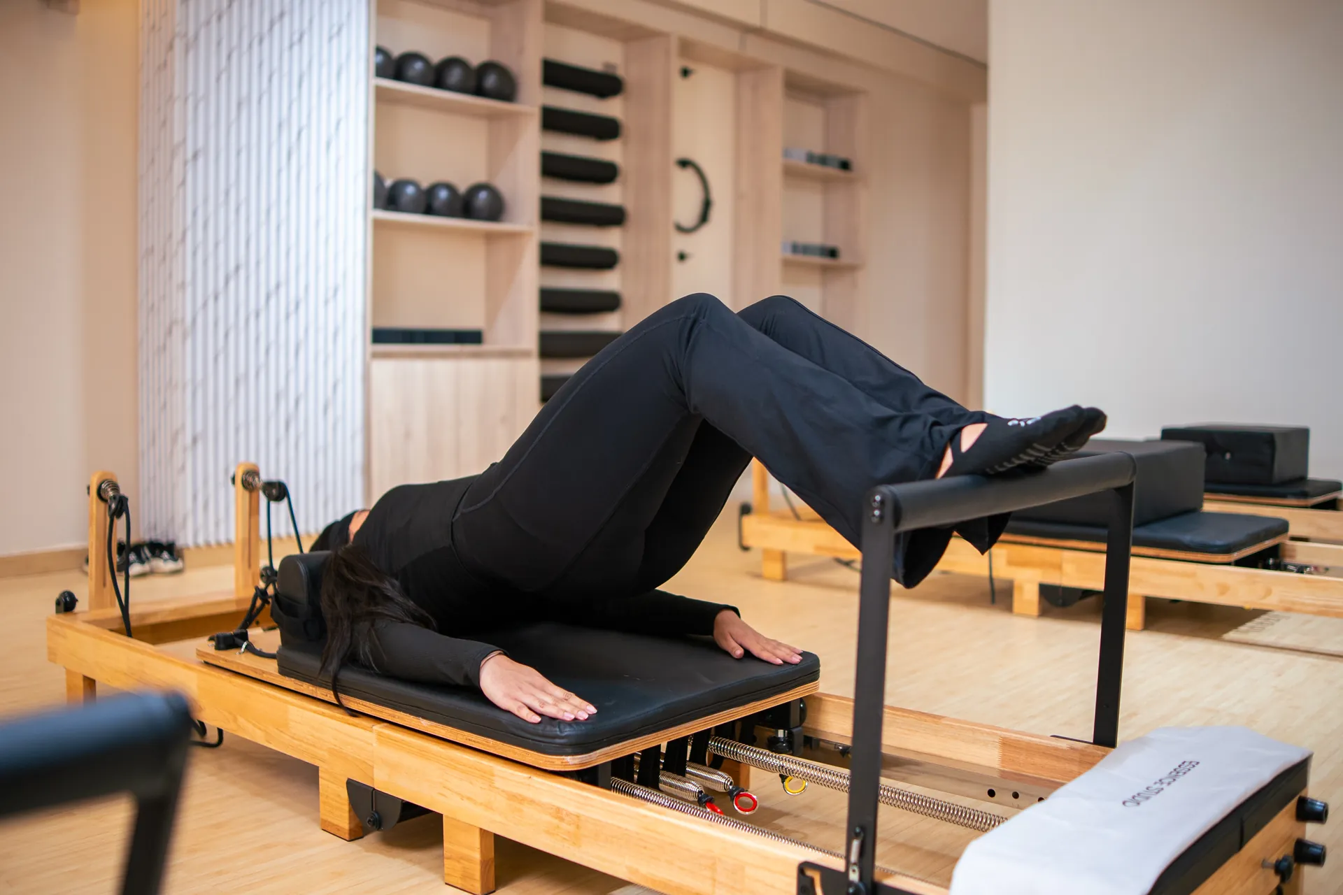 Espacio de estudio de Pilates y Yoga con ambiente acogedor y profesional