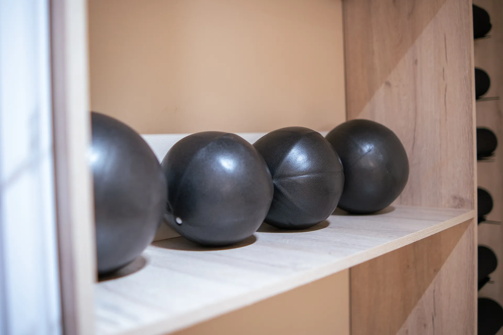 Clase de Pilates en sala climatizada con alta intensidad