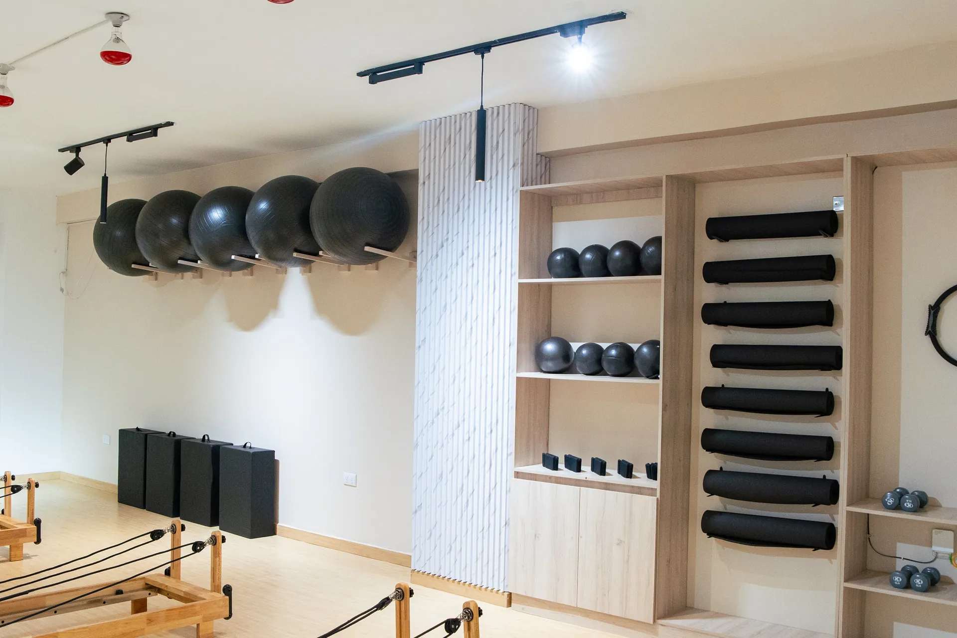 Práctica de Pilates y Yoga con enfoque en técnica y serenidad