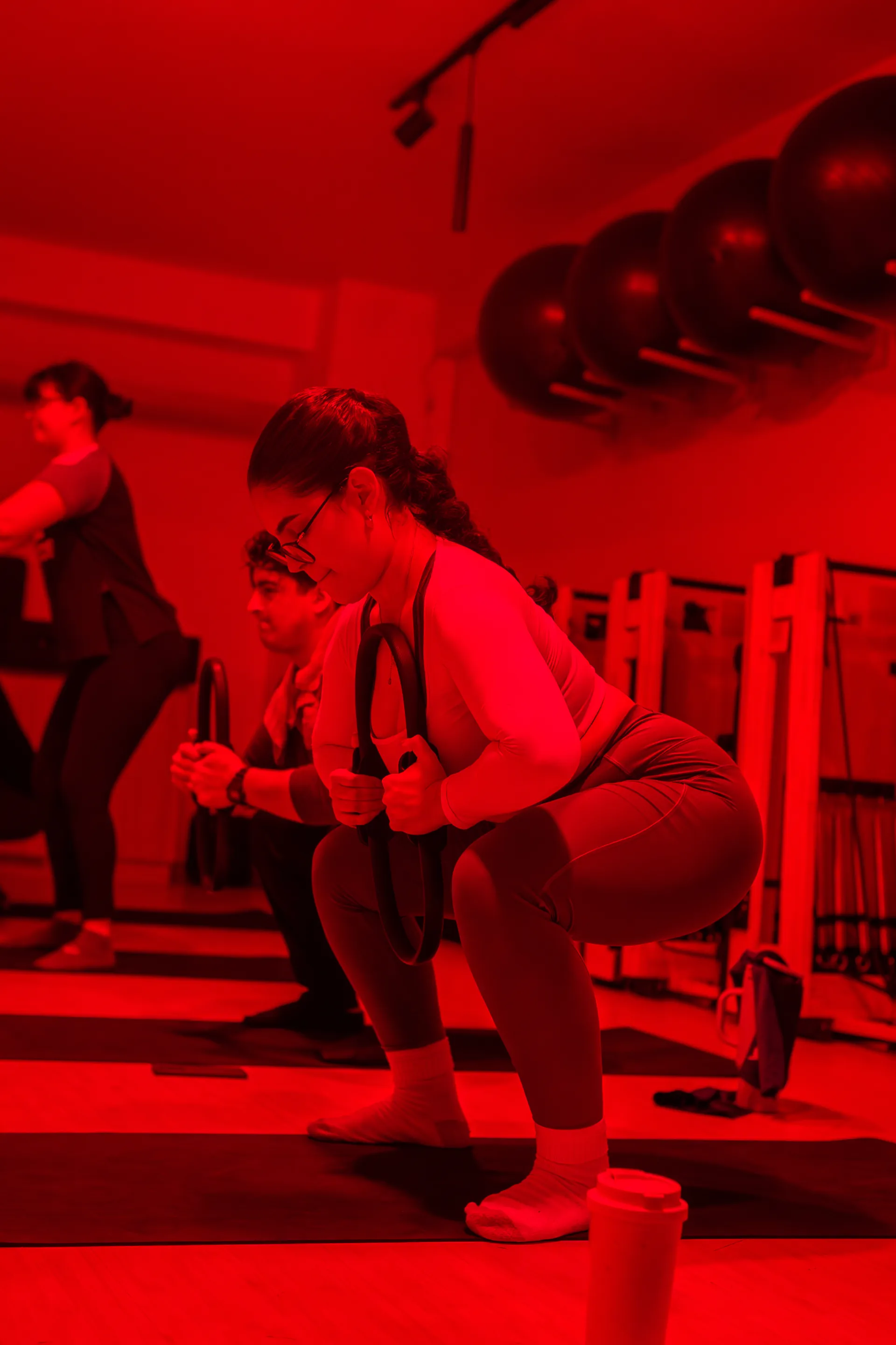 Clase de Pilates en sala climatizada con alta intensidad